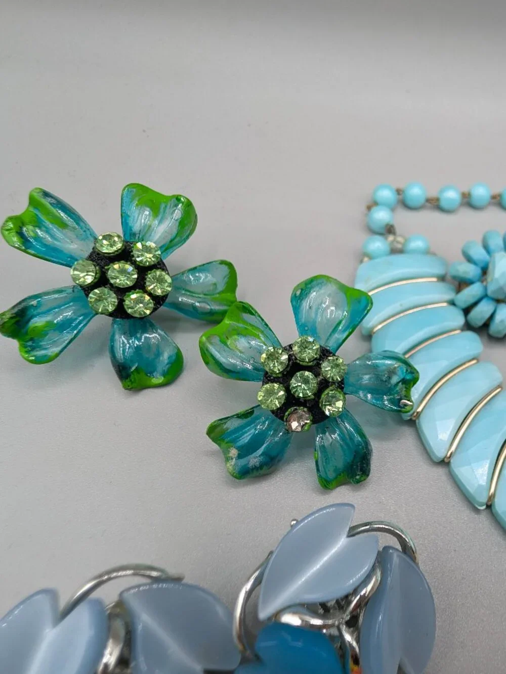 Vintage Early Plastic Jewelry, 12 Pairs Earrings +more - Picture 7 of 14